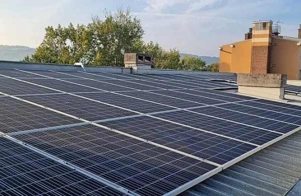 Sončna elektrarna na strehi zdravstvenega doma bo letno proizvedla  90 megavatnih ur električne energije in tako pomagala 
ohraniti 1000 dreves.