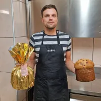 Tadej Obljubek na domačiji Kabaj v Brdih že tri leta peče 
panetone. Če se vam bi ga zahotelo, ste prepozni, že zdavnaj so vsi 
rezervirani!