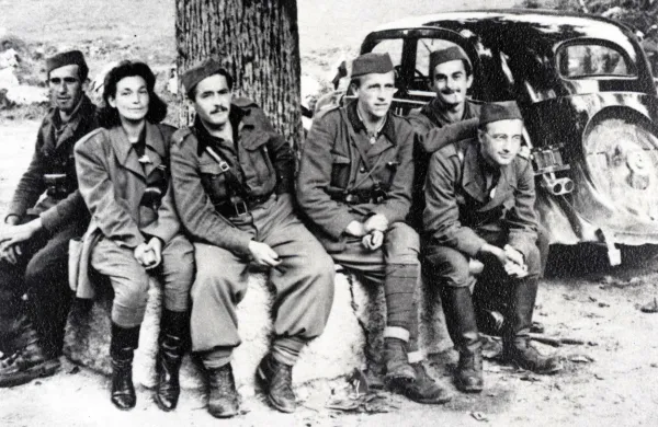 Kulturniška skupina XIV. divizije na mitingu na Mašunu septembra 1943. Z leve: kurir Francelj, plesalka Marta Pavlin - Brina, kipar 
Janez Weiss - Belač, harmonikar Janez Lavrič, pesnik in vodja skupine Karel Destovnik - Kajuh, skladatelj  Sveto Marolt - Špik.

