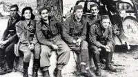 Kulturniška skupina XIV. divizije na mitingu na Mašunu septembra 1943. Z leve: kurir Francelj, plesalka Marta Pavlin - Brina, kipar 
Janez Weiss - Belač, harmonikar Janez Lavrič, pesnik in vodja skupine Karel Destovnik - Kajuh, skladatelj  Sveto Marolt - Špik.

