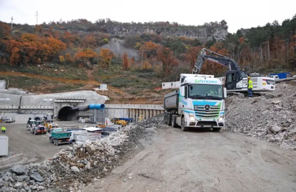 Ob gradnji so “pridelali” za 800.000 kubičnih metrov viška 
apnenca, ki ga nameravajo prodati. Zanj se zanima Salonit 
Anhovo.  