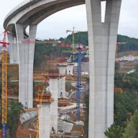 Stebri viadukta Gabrovica so visoki od 13 do 64 metrov, odvisno 
od lokacije. V prihodnjih tednih bodo nanje začeli “narivati” 
prekladno konstrukcijo.