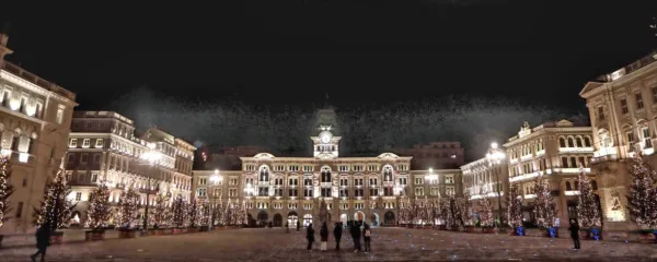 Mogočni tržaški Veliki trg je v decembrskem času še posebej 
očarljiv.
