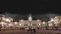 Mogočni tržaški Veliki trg je v decembrskem času še posebej 
očarljiv.