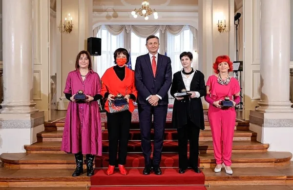  Predsednik Borut Pahor in prejemnice jabolk navdiha (z leve): generalna sekretarka 
Bralne značke Slovenije Manca Perko, Manca Košir, predsednica Združenja slovenskih 
knjižnic Vesna Horžen, predsednica  Rastoče knjige Marijana Kolenko.  