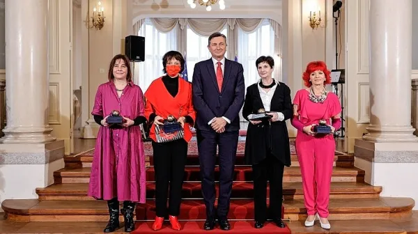  Predsednik Borut Pahor in prejemnice jabolk navdiha (z leve): generalna sekretarka 
Bralne značke Slovenije Manca Perko, Manca Košir, predsednica Združenja slovenskih 
knjižnic Vesna Horžen, predsednica  Rastoče knjige Marijana Kolenko.  