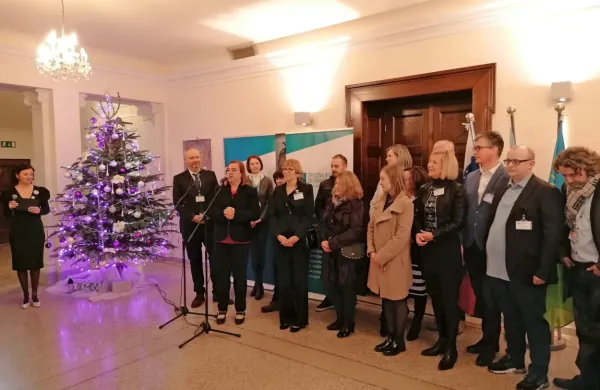 Na včerajšnjem sprejemu za poslovne partnerje in javnost v 
Coroninijevem dvorcu sta direktor bolnišnice Dimitrij Klančič   in  
strokovna direktorica Jasna Humar predstavila svojo zdravstveno 
ekipo, dosedanje delo  in načrte za naprej.           