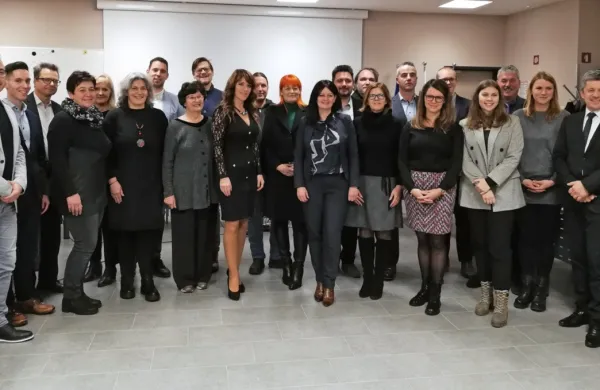 Prva skupinska fotografija nove sestave postojnskega občinskega 
sveta. 