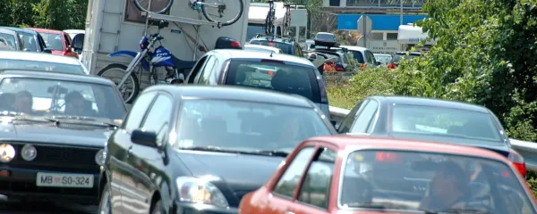 Kolone na meji med Slovenijo in Hrvaško so za osebne avtomobile 
nastajale predvsem v poletni turistični sezoni, zaradi neprepustnih prometnic na slovenski strani meje v Istri bo še nekaj časa 
tako.