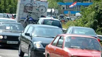 Kolone na meji med Slovenijo in Hrvaško so za osebne avtomobile 
nastajale predvsem v poletni turistični sezoni, zaradi neprepustnih prometnic na slovenski strani meje v Istri bo še nekaj časa 
tako.