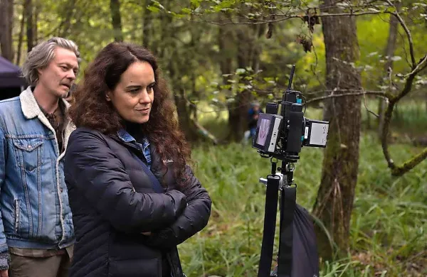 Sonja Prosenc med snemanjem filma Odrešitev, ob njej norveški  igralec Kristoffer Joner 