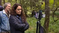 Sonja Prosenc med snemanjem filma Odrešitev, ob njej norveški  igralec Kristoffer Joner 