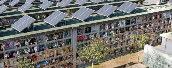 Sončne celice so napolnile strehe mavzolejev na pokopališču blizu 
Barcelone.