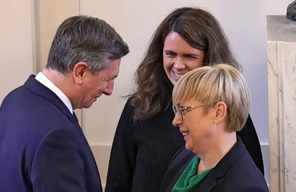 Na prvi obisk v predsedniško palačo je novoizvoljena predsednica 
Nataša Pirc Musar prišla tudi s sodelavko v svoji odvetniški pisarni 
Ulo Tomaduz (v ozadju).