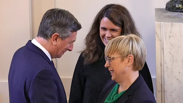 Na prvi obisk v predsedniško palačo je novoizvoljena predsednica 
Nataša Pirc Musar prišla tudi s sodelavko v svoji odvetniški pisarni 
Ulo Tomaduz (v ozadju).