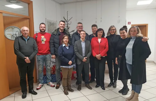 Alenka Štrucl Dovgan pričakuje, da tudi tokrat koalicije in 
opozicije ne bo, saj naj bi vseh enajst svetnikov potrdilo sodelovanje. 