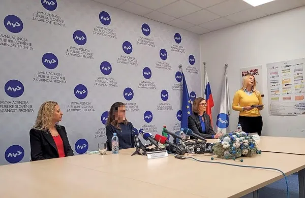 Vesna Kopač, Manca, Simona Felser in moderatorka pogovora Dragica Sternad Pražnikar