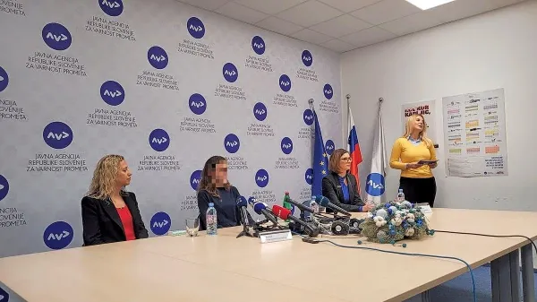 Vesna Kopač, Manca, Simona Felser in moderatorka pogovora Dragica Sternad Pražnikar