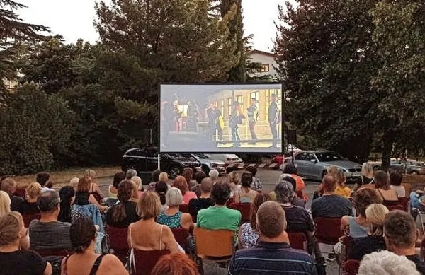 V Semedeli so si krajani in gostje vroče poletne večere krajšali v 
letnem kinu.