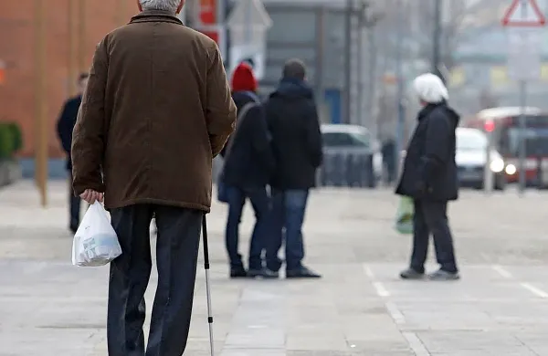 Število upokojenih zadnja leta sicer raste, a na srečo še hitreje 
raste število delovno aktivnih oziroma pokojninskih zavarovancev.