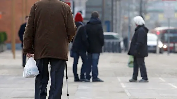 Število upokojenih zadnja leta sicer raste, a na srečo še hitreje 
raste število delovno aktivnih oziroma pokojninskih zavarovancev.