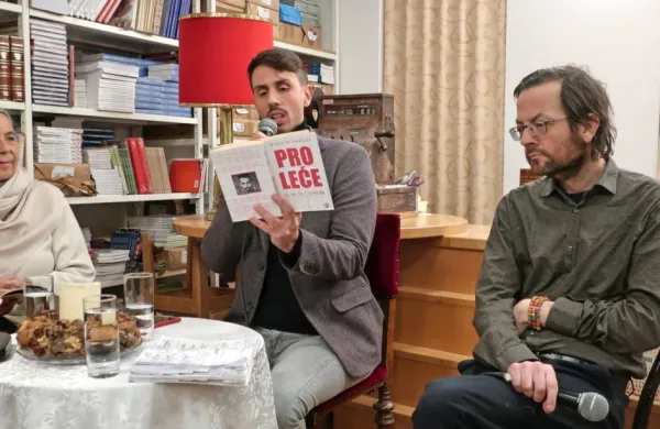 V Librisovem antikvariatu so se pogovarjali (z leve) prevajalka  Bojana Vajt, pisatelj Bojan Krivokapić in založnik Gašper Malej.    