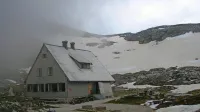 Pot vodi mimo koče, kjer bo treba čim prej urediti dodatne sanitarije, poudarjajo domačini.  