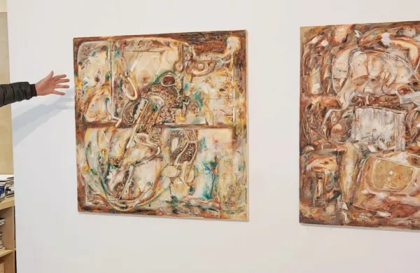  Razstavo odpirajo  večje oljne slike   iz leta 1997. Kaotično  ozadje  zbuja občutke utesnjenosti,   površje  pa   sega “v polje optimizma”.  