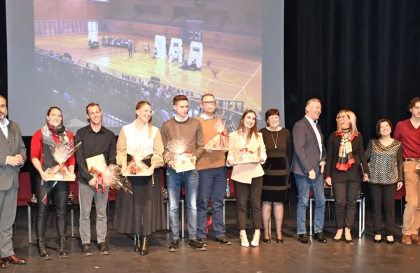Sproščeno vzdušje se je nadaljevalo tudi po okrogli mizi. Ravnateljica Ingrid Poropat  je tretja z desne, skrajno levo je podžupan 
Janez Starman.     