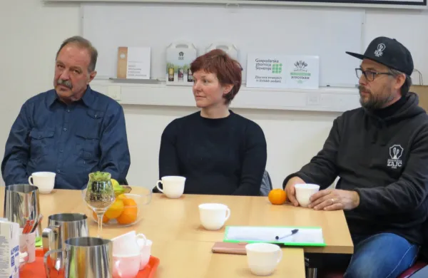 Gostilne kot kodi, ali oživljanje zaprtih gostiln, je projekt, ki ga 
soustvarjajo Marjan Krajnik, Martina Čuk in Jože Podobnik (od 
leve).