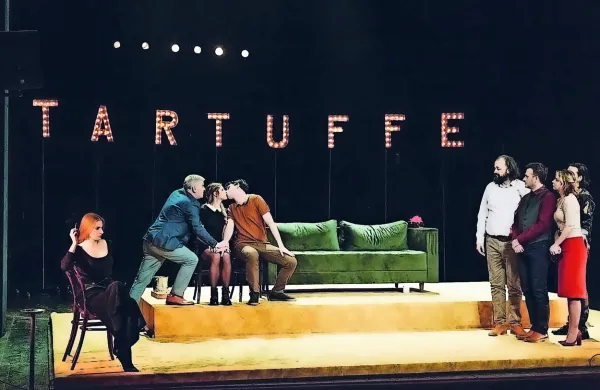Tartuffe  režiserja Igorja Vuka Torbice je po mnenju več srbskih kritikov  uprizoritev desetletja.