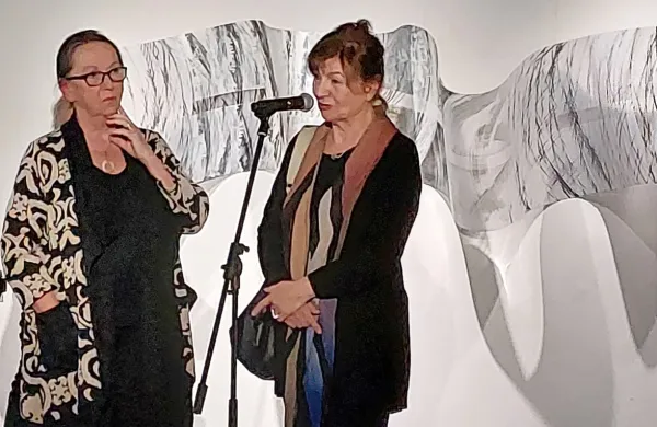 Milena Gregorčič (desno) se pri 70 letih s svojo 80. razstavo  prvič 
predstavlja na Goriškem. Njeno delo je na otvoritvi predstavila  
umetnostna zgodovinarka Tatjana Pregl Kobe. 