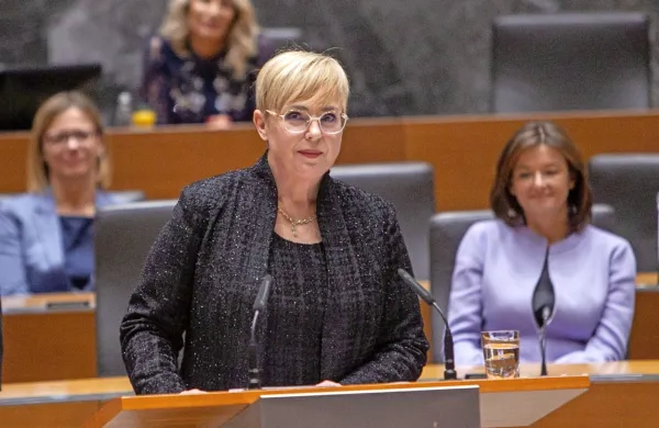 Prva predsednica republike v zgodovini Slovenije je danes prisegla 
pred DZ.