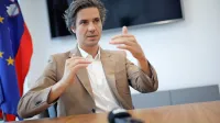 Če bi denimo določili višjo upokojitveno starost (67 let) ali daljšo 
delovno dobo (42 let), bi se to postopno uvajalo z daljšimi 
prehodnimi obdobji več let, pravi minister Luka Mesec. 