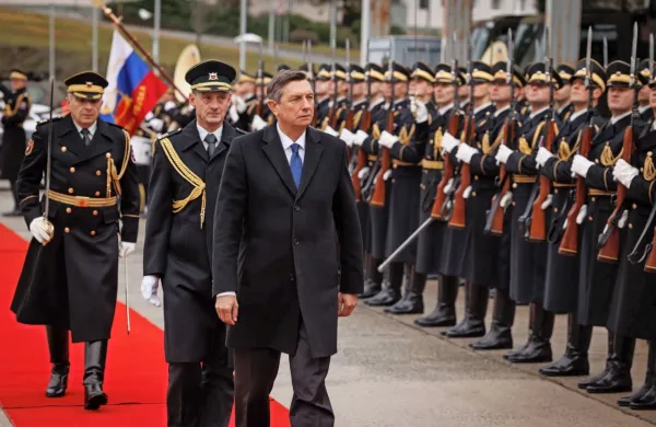  Kot vrhovni poveljnik obrambnih sil se je včeraj Borut Pahor 
poslovil tudi od Slovenske vojske. 