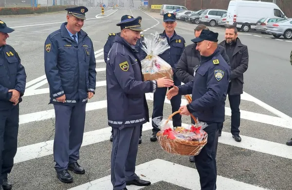 Včeraj  so  se  predstavniki  koprske, istrske  in  primorsko-goranske   policijske  uprave  še   zadnjič  srečali  po  starem  na  
mejnem  prehodu  Rupa  Jelšane  in  napovedali, da  bodo  tradicijo, dolgo  30 let,   nadaljevali  tudi  v  prihodnje.  