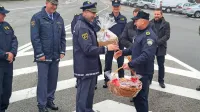 Včeraj  so  se  predstavniki  koprske, istrske  in  primorsko-goranske   policijske  uprave  še   zadnjič  srečali  po  starem  na  
mejnem  prehodu  Rupa  Jelšane  in  napovedali, da  bodo  tradicijo, dolgo  30 let,   nadaljevali  tudi  v  prihodnje.  