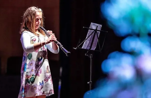  Anika Saksida igra oboo, trenira odbojko, pleše, kolesari,  smuča ... 