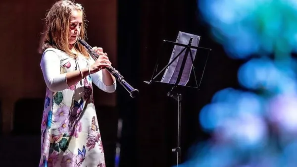  Anika Saksida igra oboo, trenira odbojko, pleše, kolesari,  smuča ... 