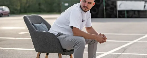 Blaž Vižintin (El_Vixaa)  je TikTok spoznal z vseh zornih kotov, kot scenarist, režiser, snemalec, montažer in igralec.
