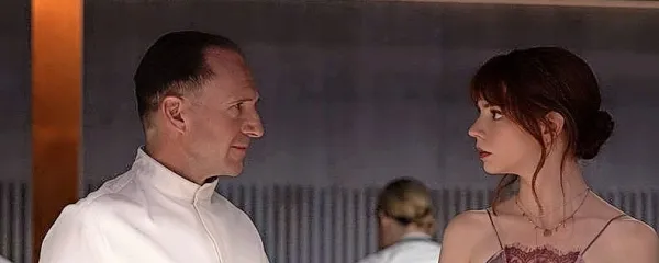 Ralph Fiennes in Anya Taylor-Joy sta v igri za prihajajoče zlate 
globuse za najboljšo žensko in moško vlogo.
