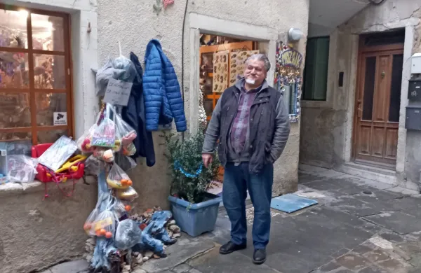 Mario Druscovich  že šest let skrbi, da na  hlodu dobrih ljudi vedno 
kakšen priboljšek visi. 