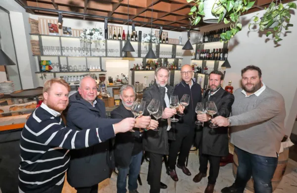 Novemu baru Circolo so včeraj nazdravili najemnika Jernej Sepič 
(levo)  in Jan Stojanović (desno) ter Alberto Scheriani, Maurizio 
Tremul, Sandro Vincoletto, Mario Steffe in Damjan Fischer, podpredsednik CAN Koper Capodistria (z leve).  