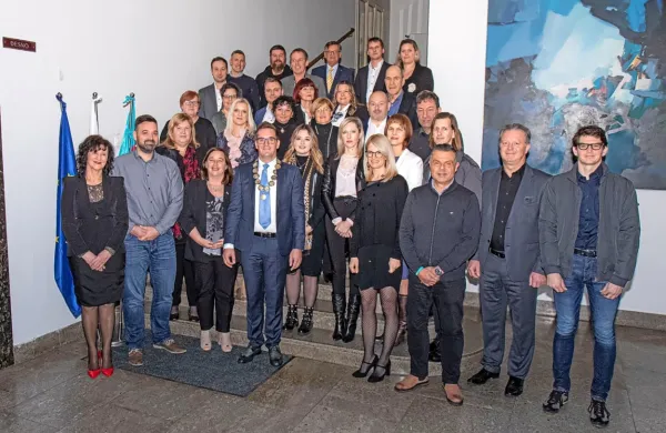 Samo Turel je v četrtek popoldne uradno postal župan, potrdili so tudi mandate mestnim svetnikom (na fotografiji), včeraj  pa se je prvič sestal 
z zaposlenimi v občinski upravi. 