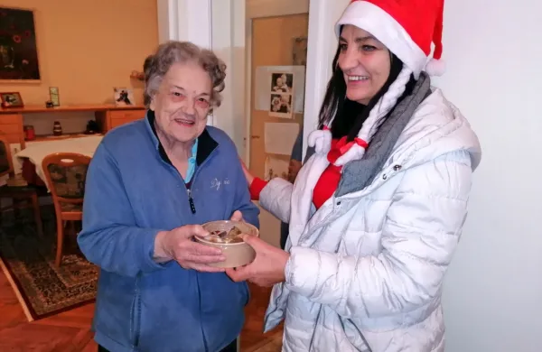    87-letna Danijela Melink je bila presrečna, ko je včeraj iz rok 
oskrbovalke  Milene Jovanovič prejela pecivo od bodrih ljudi. 
