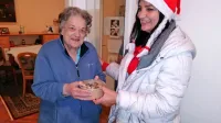    87-letna Danijela Melink je bila presrečna, ko je včeraj iz rok 
oskrbovalke  Milene Jovanovič prejela pecivo od bodrih ljudi. 