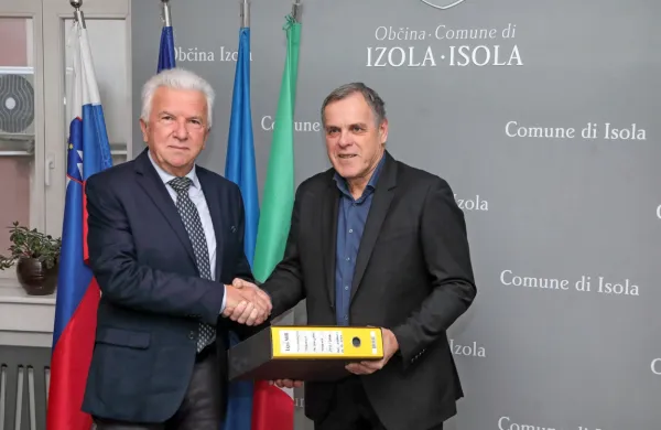 Danilo Markočič  (desno)  je zapustil  župansko mesto in  ga prepustil  
Milanu Bogatiču.