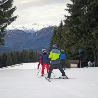 Topla,  jasna sobota, je mehčala sneg, a je smučarjem ves dan 
zagotavljala pogled na Triglav.