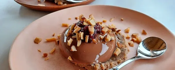 Veganska panakota z gozdnimi sadeži na kostanjevi posteljici 