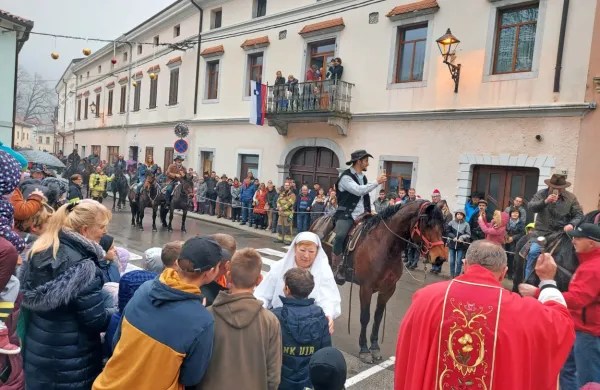 Slabo vreme je danes sicer marsikaterega konjenika odvrnilo od 
prihoda, najzvestejši pa so prišli po blagoslov in zdravico za srečno 
leto. 
